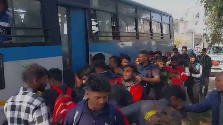 बस की डिक्की में बैठकर सफर, खेतों में कट रही रात… पिथौरागढ़ सेना भर्ती में उमड़ा युवाओं का हुजूम, वीडियो वायरल