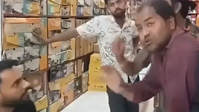 रुद्रपुर: सामने आया बजरंग दल का वीडियो, दुकानदारों को बतानी होगी धार्मिक पहचान, लगाए नारे..।