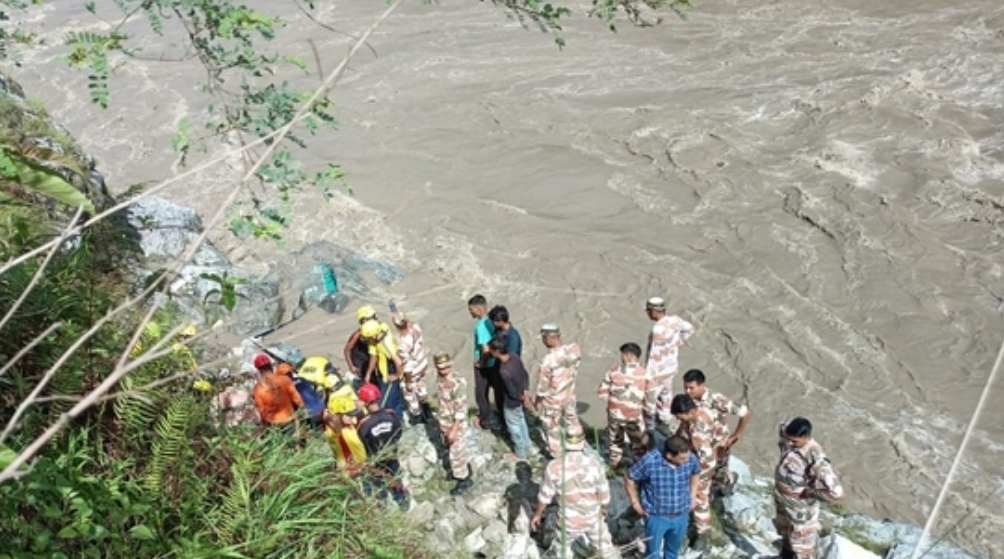 उत्तराखंड के रूद्रप्रयाग में हुआ दर्दनाक हादसा, यात्रियों से भरी बस नदी में गिरी, मची चीख पुकार
